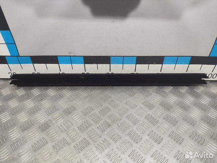 Б/У Уплотнитель стекла зад лев двери внутр #002