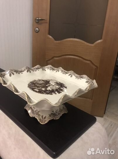 Тортница на ножке