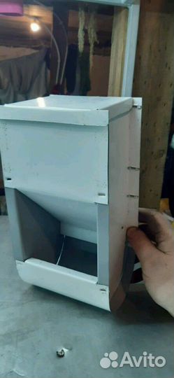 Кормушка бункерная для птицы и кроликов