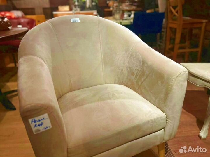 Кресло из велюра на ножках