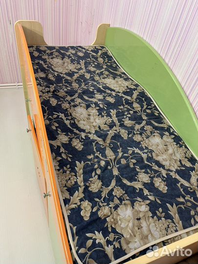 Детская кроватка с ящиком и матрасом