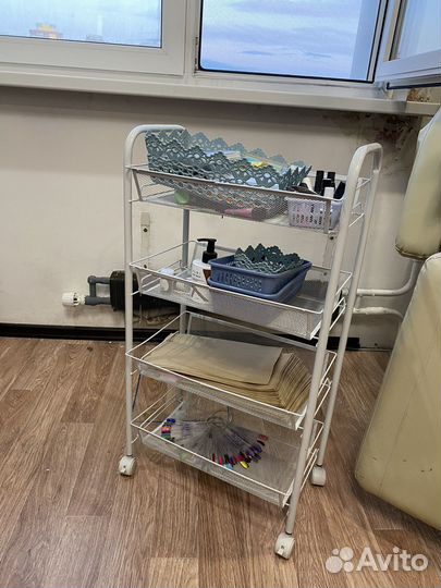 Этажерка на колесиках