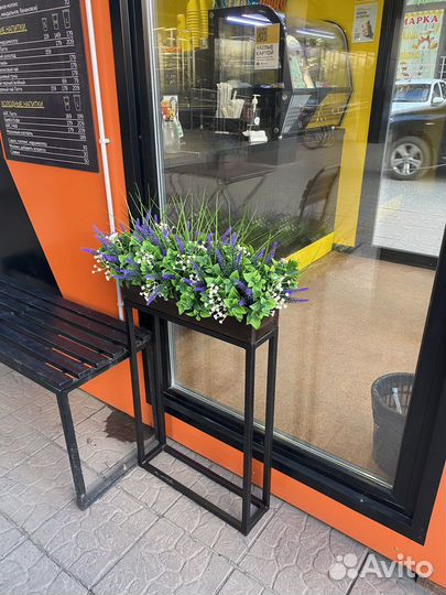 Искусственные цветы в ящиках