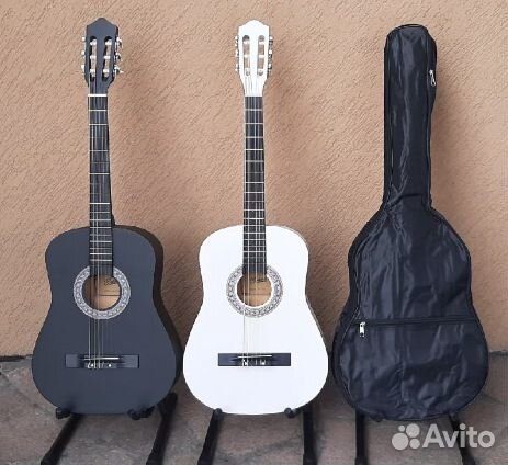 Новая белая классическая гитара