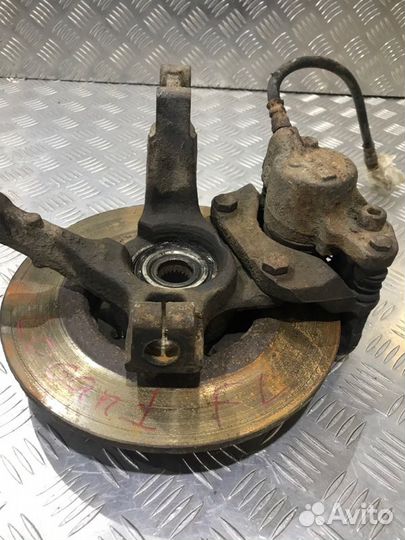 Поворотный кулак передний левый Renault Logan