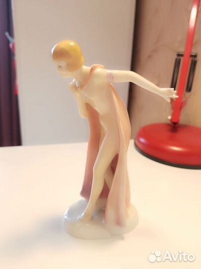 Фарфоровая статуэтка 