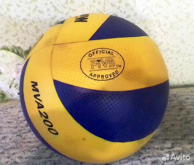 Футбольный и волейбольный мячи