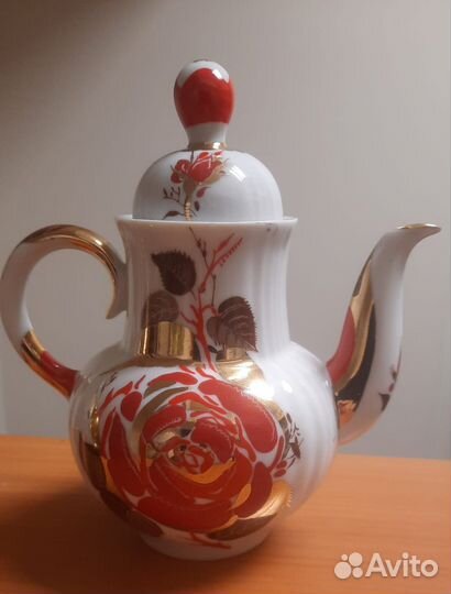 Чайник заварочный Красная Роза. Фарфор лфз. СССР
