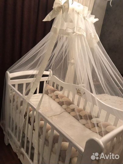 Детская кроватка с маятником
