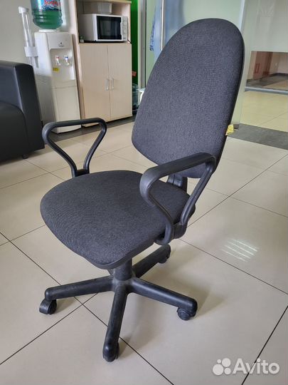 Офисное кресло