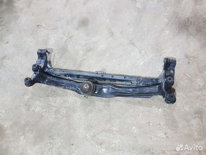 Подрамник передний Volkswagen Passat B3