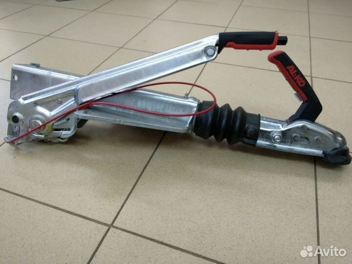 Тормоз наката для прицепа массой до 2700 кг