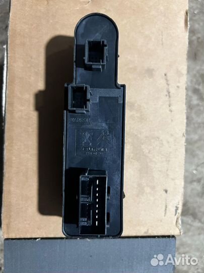 Кнопки стеклоподъемников Citroen C4