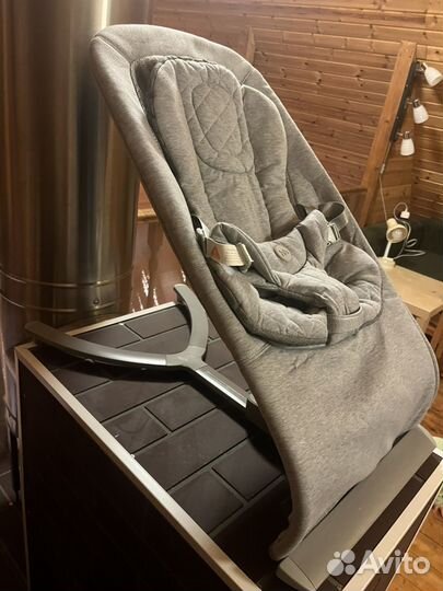 Шезлонг Happy Baby Hugger, серый