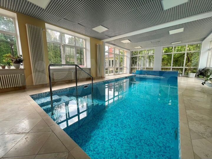 Коттедж 910 м² на участке 20 сот.