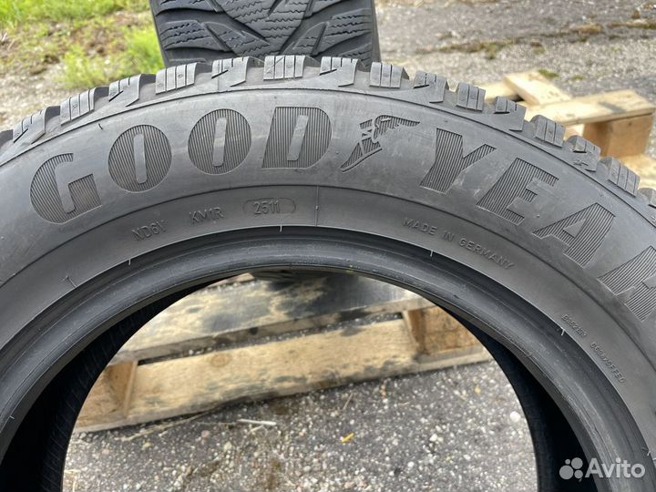 Goodyear UltraGrip 8 215/65 R16