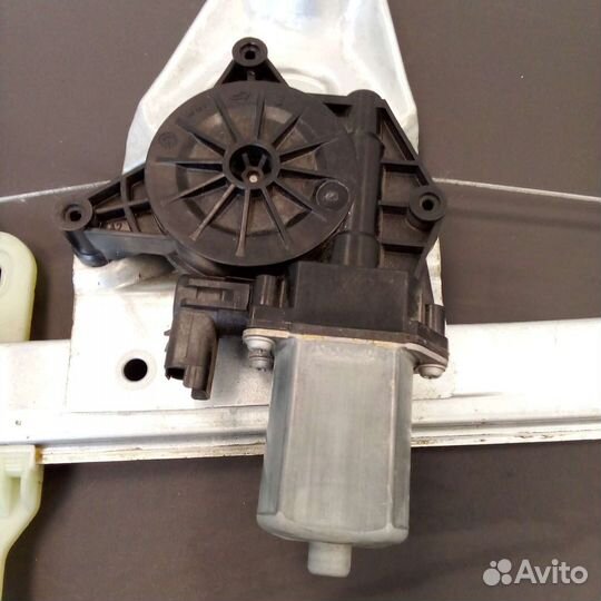 Стеклоподъемник передней правой двери 807207719R