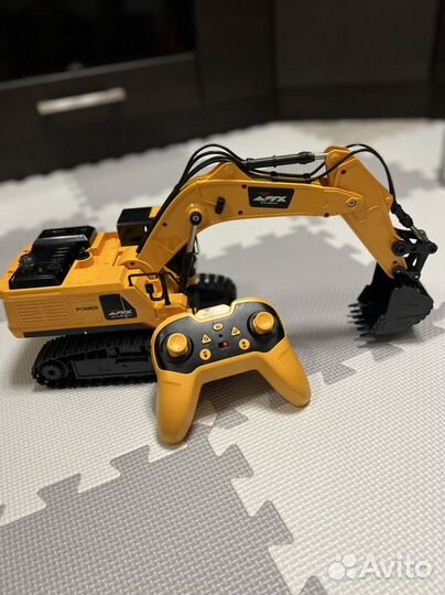 Экскаватор на радиоуправлении
