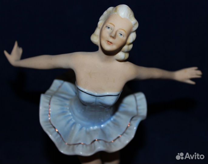 Старинная статуэтка фигурка балерина танцует