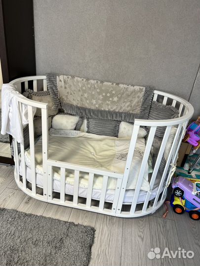 Детская кроватка с маятником