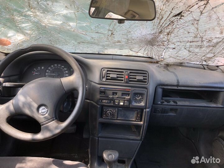 Opel Vectra 2.0 AT, 1990, битый, 250 000 км