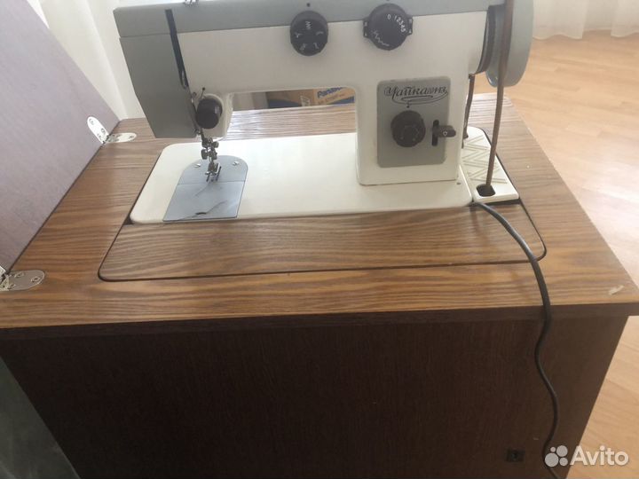 Швейная машина Чайка 143 с тумбочкой, ножным и эле