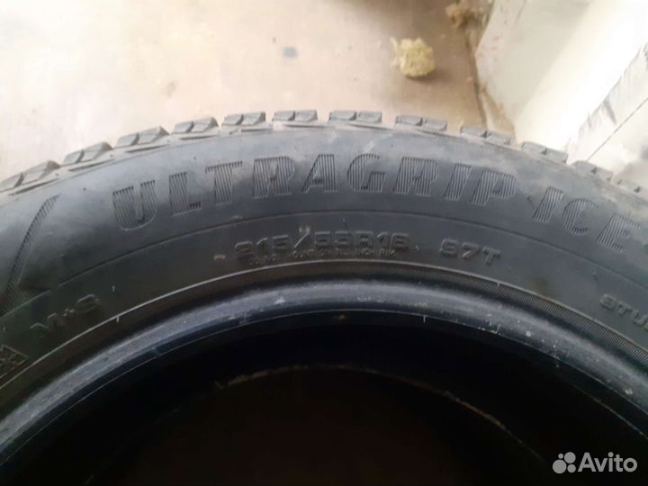 Goodyear UltraGrip Ice 215/55 R16