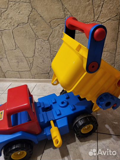 Огромный самосвал для детей