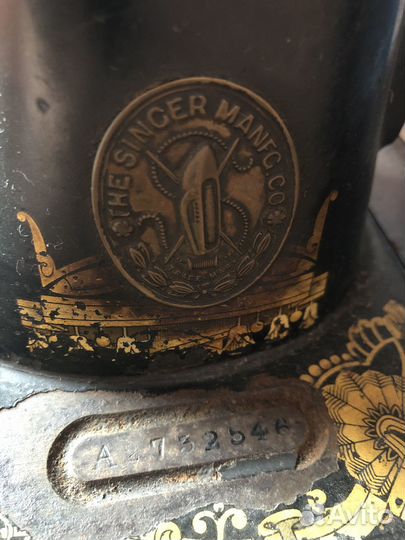 Швейная машина со станиной фирмы Singer