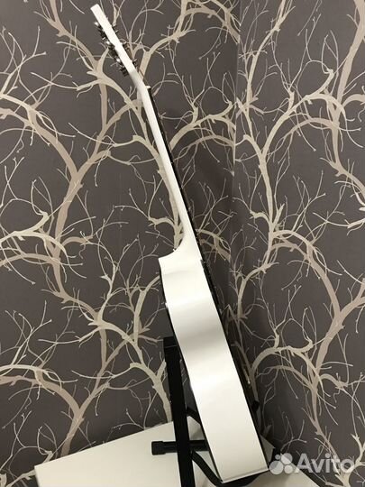 Белая акустическая гитара Elitaro