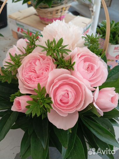 Букет в корзиночке на заказ из роз или ромашек