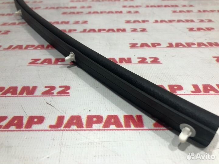 Уплотнитель капота левый Mitsubishi