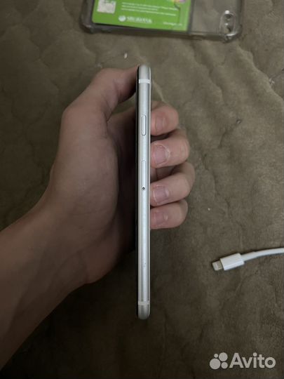 Телефон iPhone se 2020