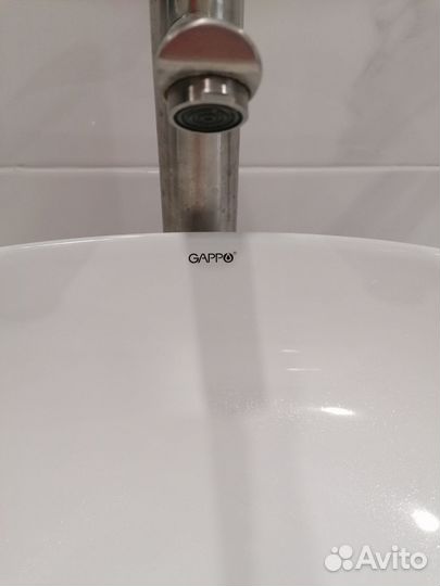 Раковина со смесителем в ванную