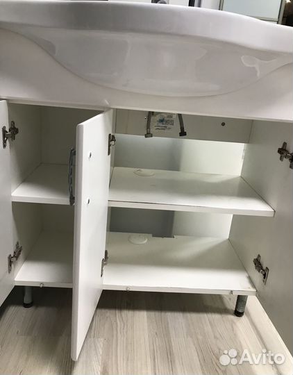 Раковина с тумбой и смесителем, зеркало в подарок