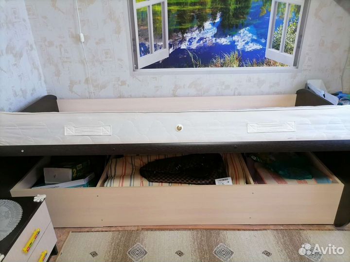 Кровать и прикроватная тумбочка