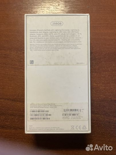 Коробка от iPhone X с кабелем lighning