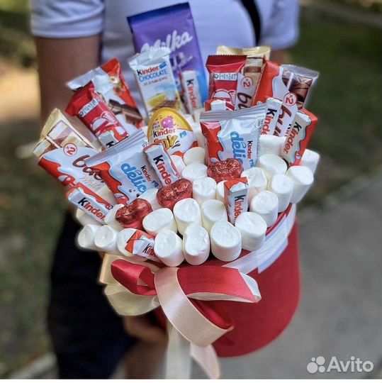 Сладкий подарок, букет из киндеров / детский букет