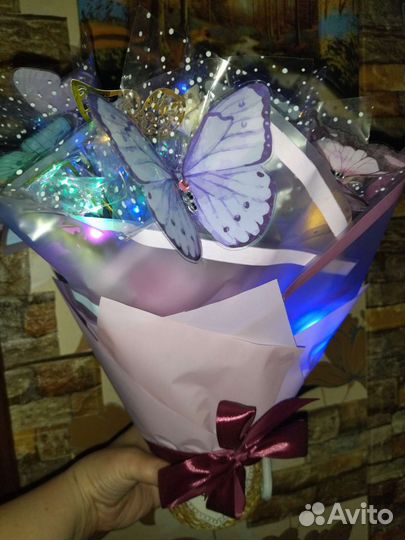 Букет из бабочек в подарочной корзине светильник
