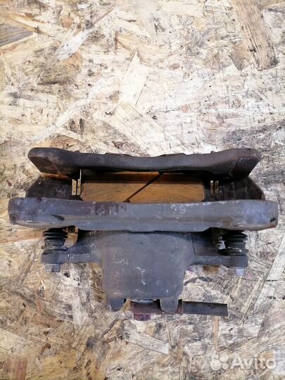 Суппорт передний левый Mitsubishi Grandis NA4W