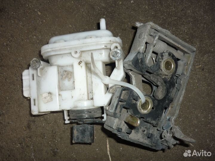 Замок двери задний правый volkswagen passat b3