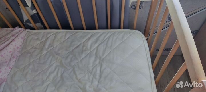 Детская кроватка с маятником