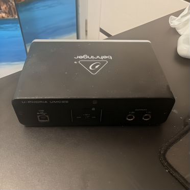 Звуковая карта behringer umc22