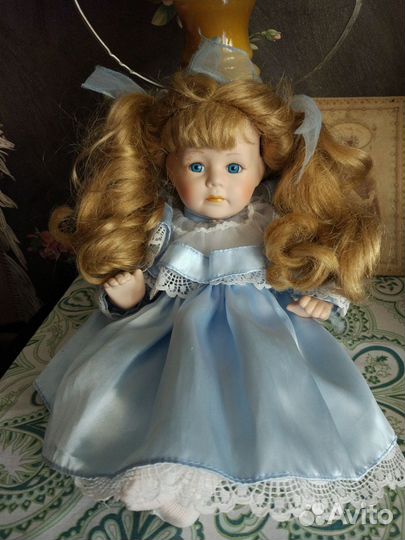 Кукла фарфоровая