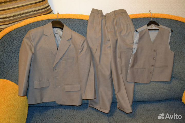 Костюм детский тройка в отличном состояние