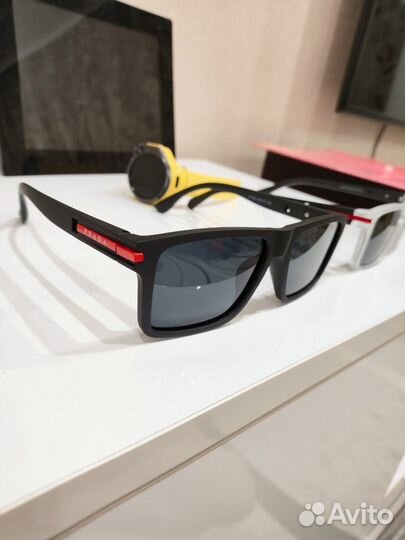 Солнцезащитные очки Prada