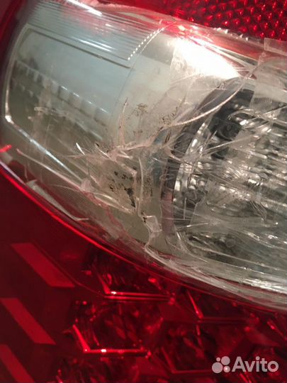 Задний левый фонарьToyota Noah ZR70