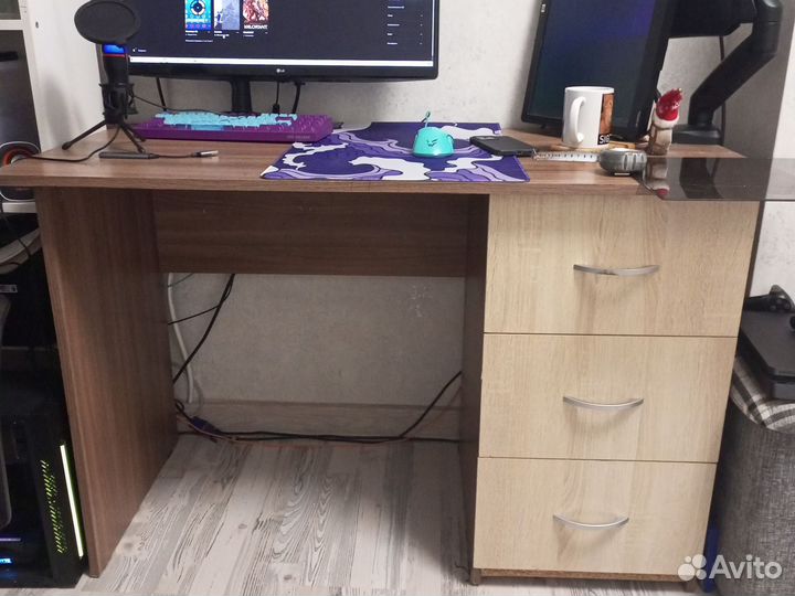 Стол письменный подходит для работы за компьютером