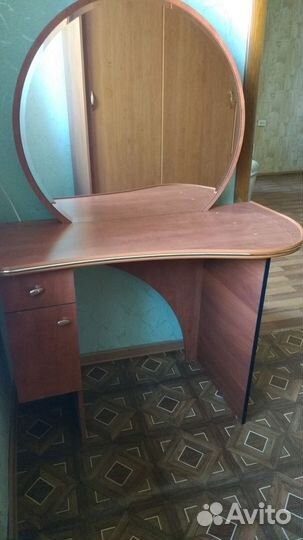 Туалетный столик с зеркалом