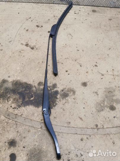 Поводок стеклоочистителя передний правый Renault